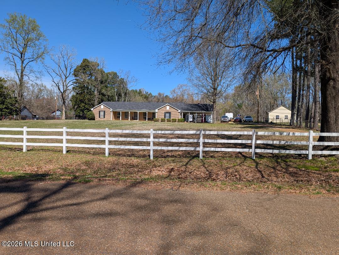 5656 Coleman Road Olive Branch, MS 38654 - Photo 2 of 42 Beautiful white front fence