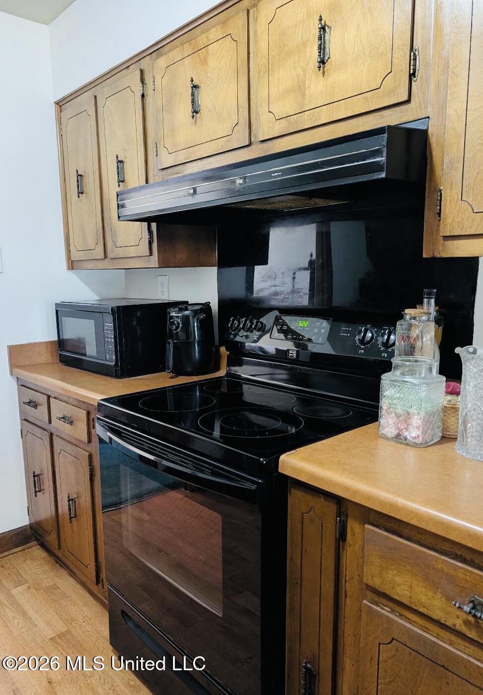 5656 Coleman Road Olive Branch, MS 38654 - Photo 22 of 42 5 Burner Electric Stove and Venthood