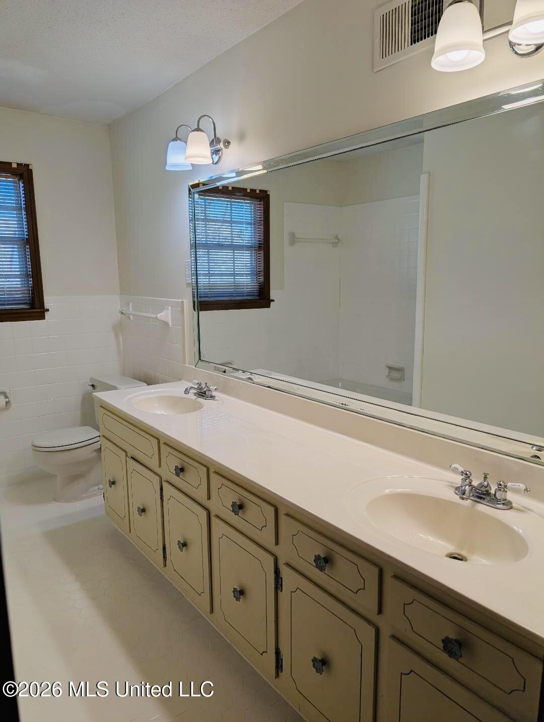 5656 Coleman Road Olive Branch, MS 38654 - Photo 37 of 42 Shared Bath with Double Vanities