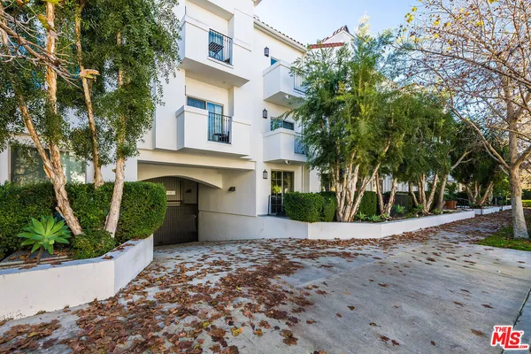 $6,000 | 10648 Woodbridge Street, Unit 306, Toluca Lake, CA 91602