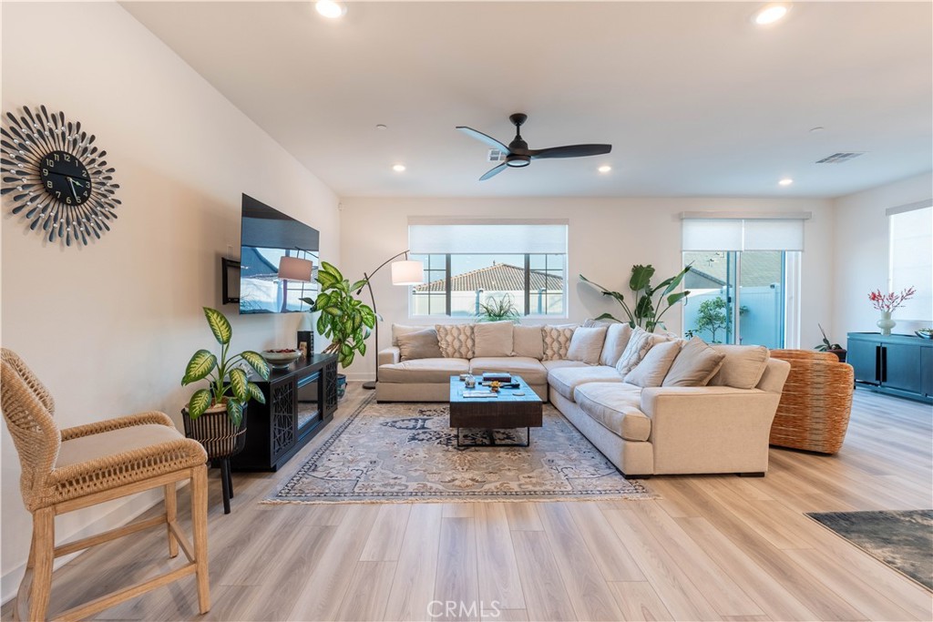 565 Hudson Way Rialto, CA 92377 - Photo 8 of 39