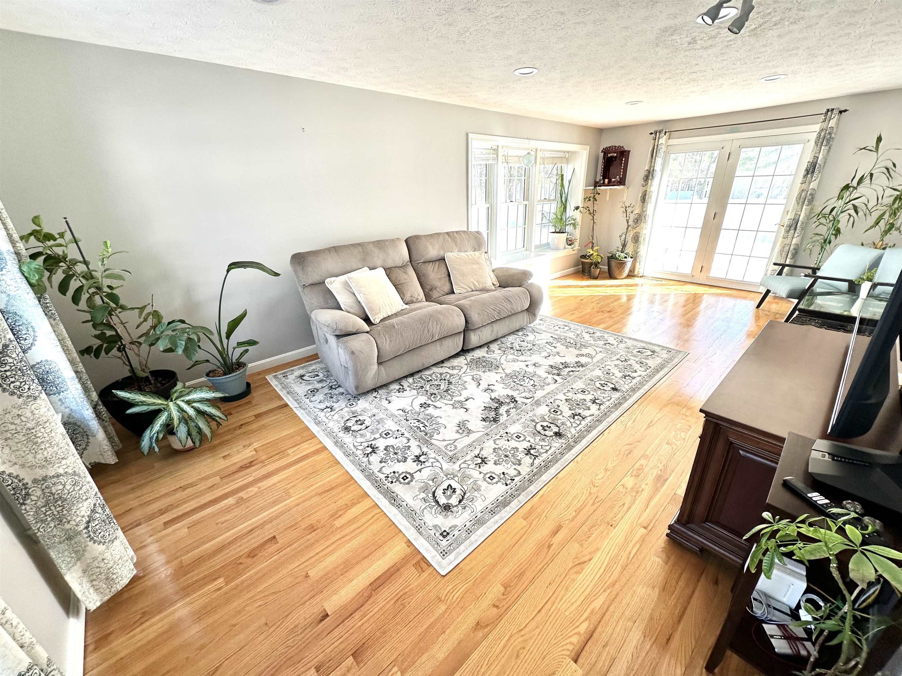141 Ridge Road Nashua, NH 03062 - Photo 2 of 22 Gallery Image 2