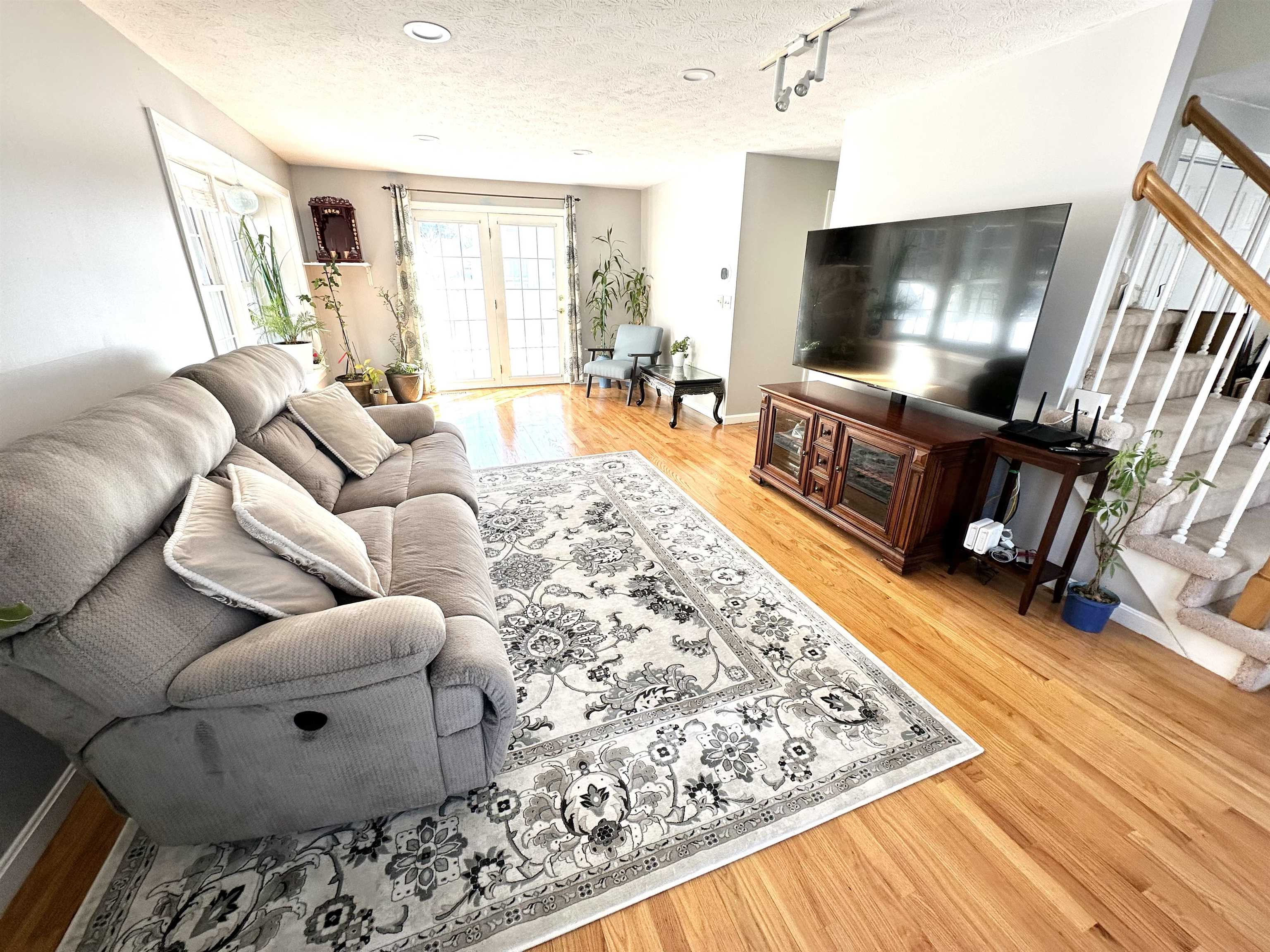141 Ridge Road Nashua, NH 03062 - Photo 3 of 22 Gallery Image 3