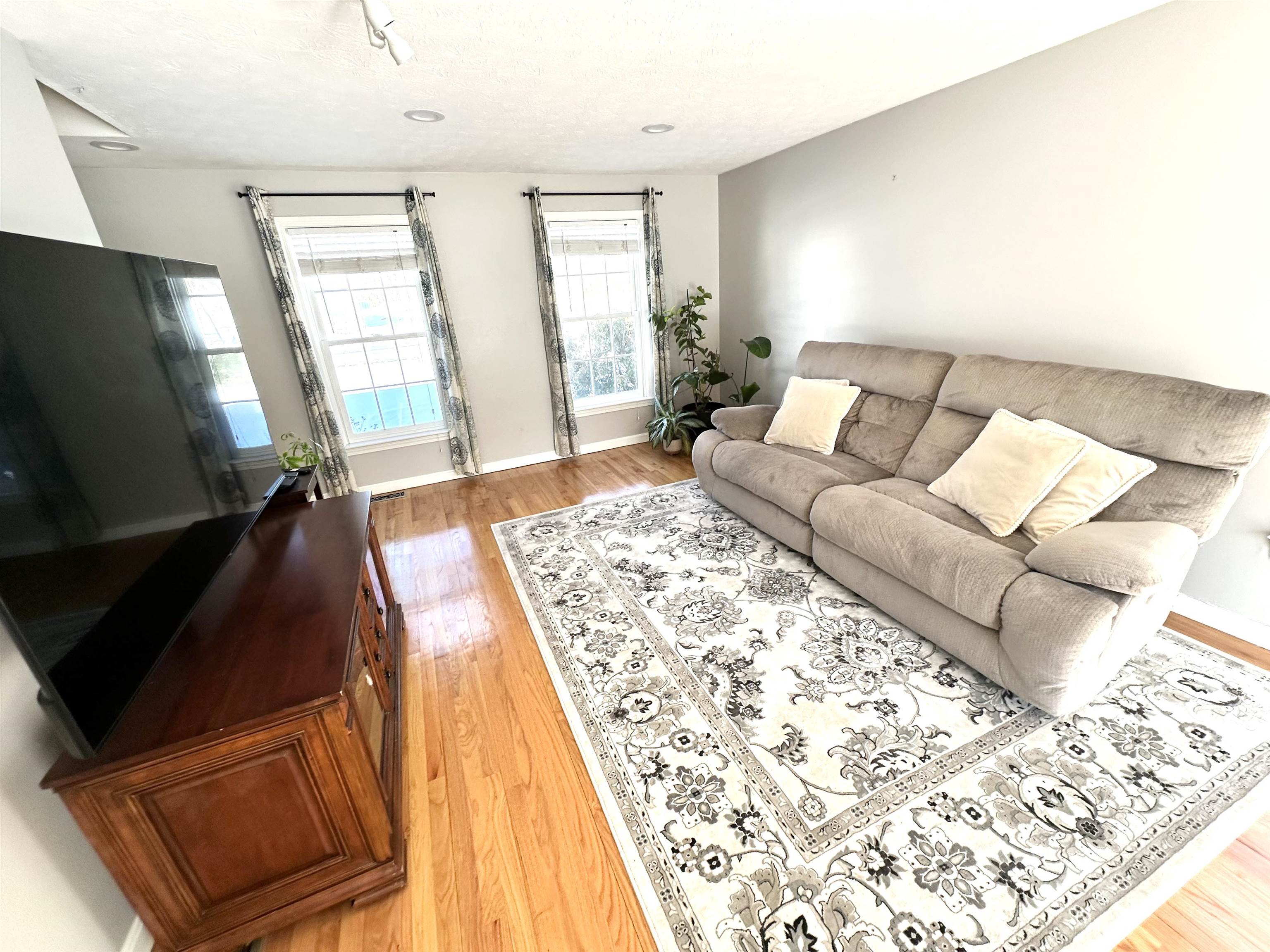 141 Ridge Road Nashua, NH 03062 - Photo 4 of 22 Gallery Image 4