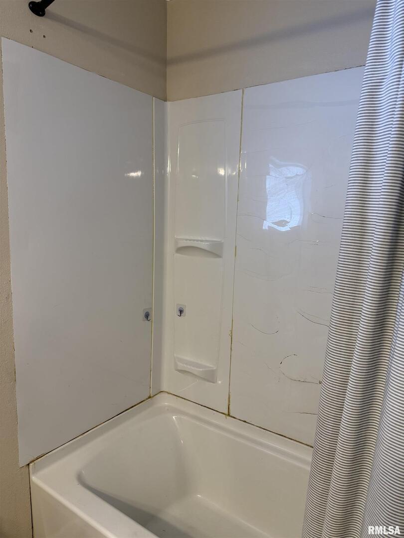 2407 Selmaville Road Salem, IL 62881 - Photo 17 of 19 a bathroom with a bathtub