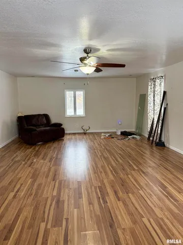 $169,000 | 2407 Selmaville Road, Salem, IL 62881