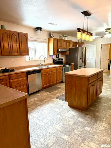 $169,000 | 2407 Selmaville Road, Salem, IL 62881