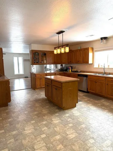 $169,000 | 2407 Selmaville Road, Salem, IL 62881