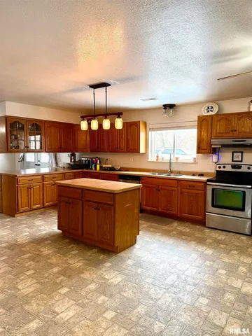 $169,000 | 2407 Selmaville Road, Salem, IL 62881