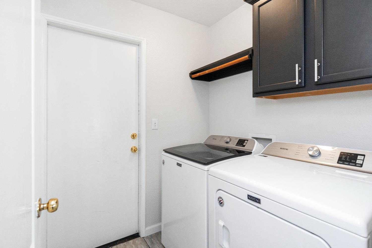 1435 Summerwind Drive Lemoore, CA 93245 - Photo 20 of 32 a utility room with dryer and washer