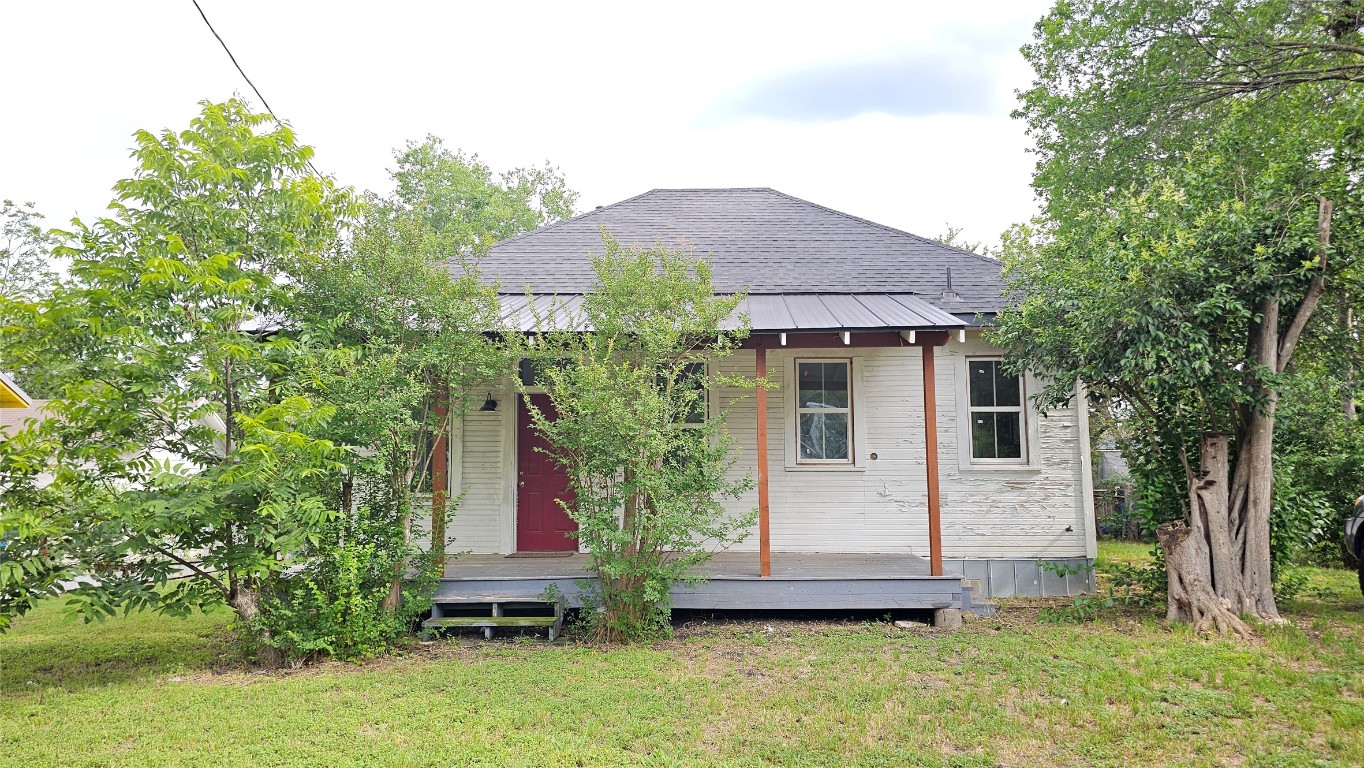 917 West 6th Street Taylor, TX 76574 - Photo 2 of 11 a front view of a house with a garden