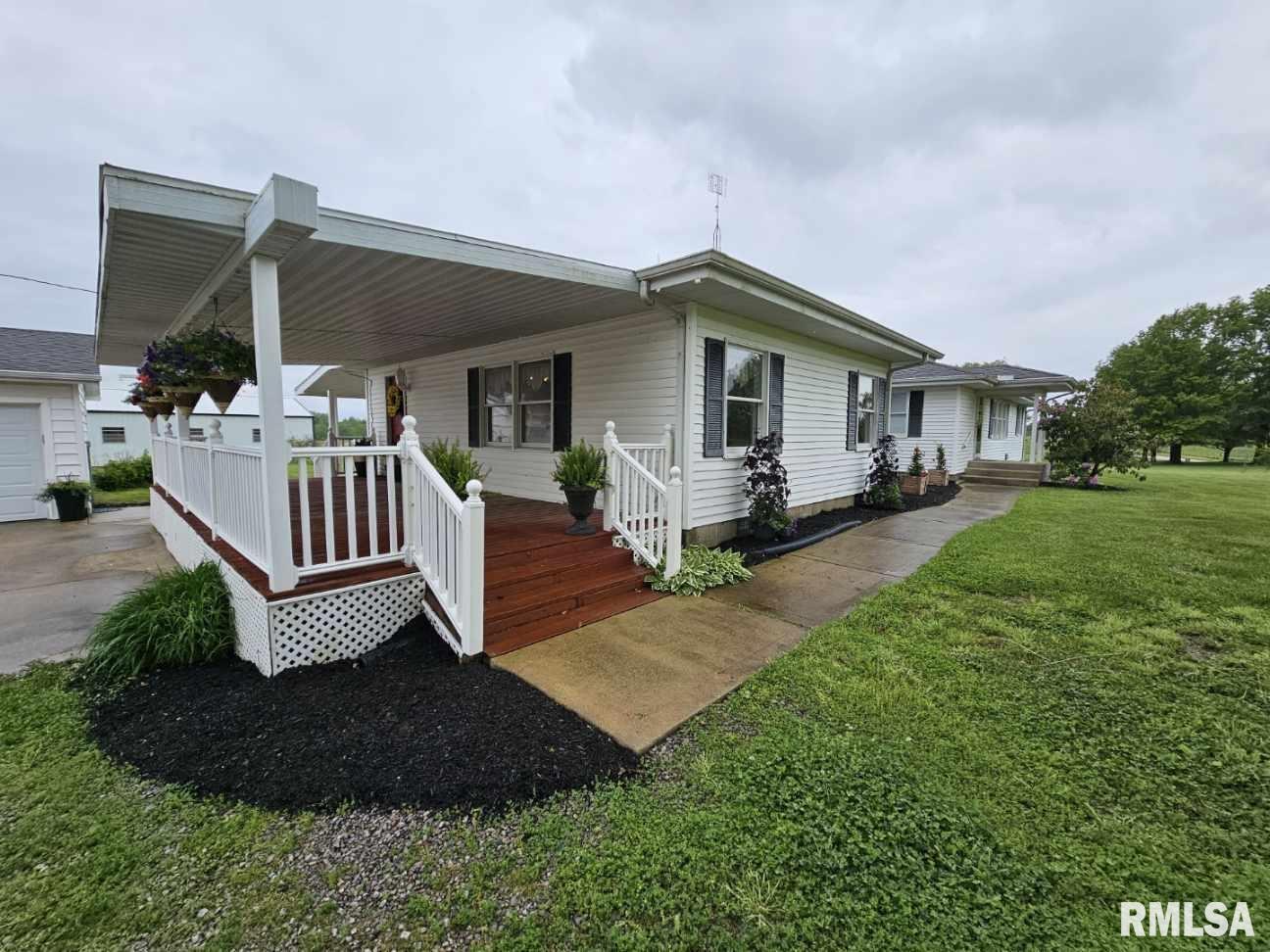 16485 East Robin Road Mount Vernon, IL 62864 - Photo 12 of 51 a front view of a house with a yard