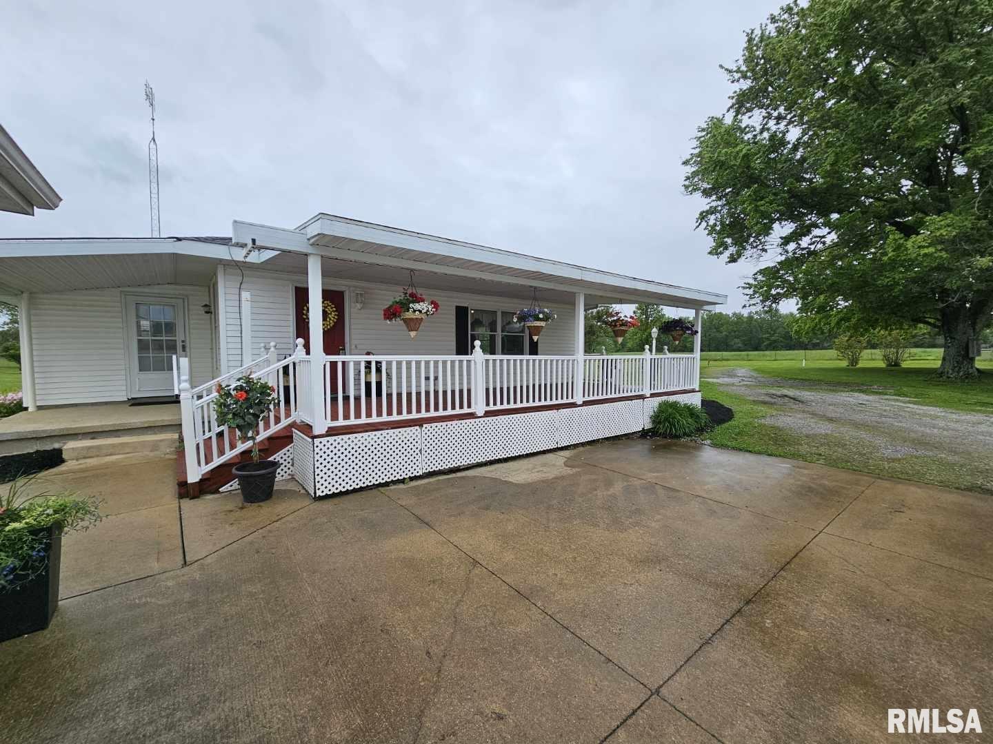 16485 East Robin Road Mount Vernon, IL 62864 - Photo 16 of 51 a view of a house with a backyard