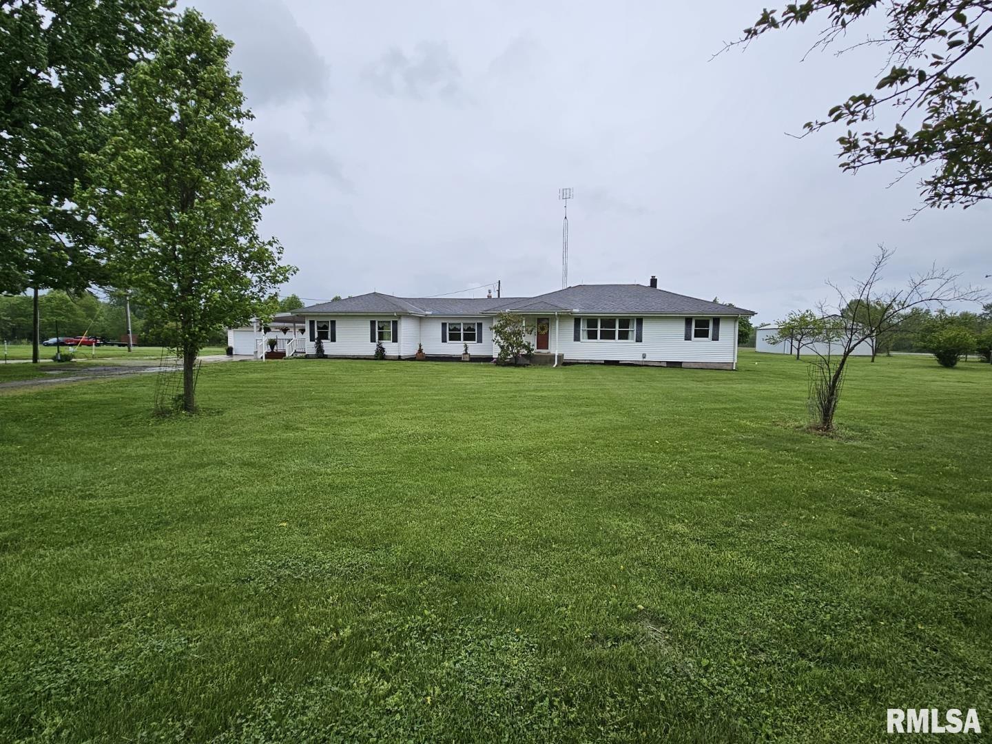 16485 East Robin Road Mount Vernon, IL 62864 - Photo 17 of 51 a view of a big yard with a house