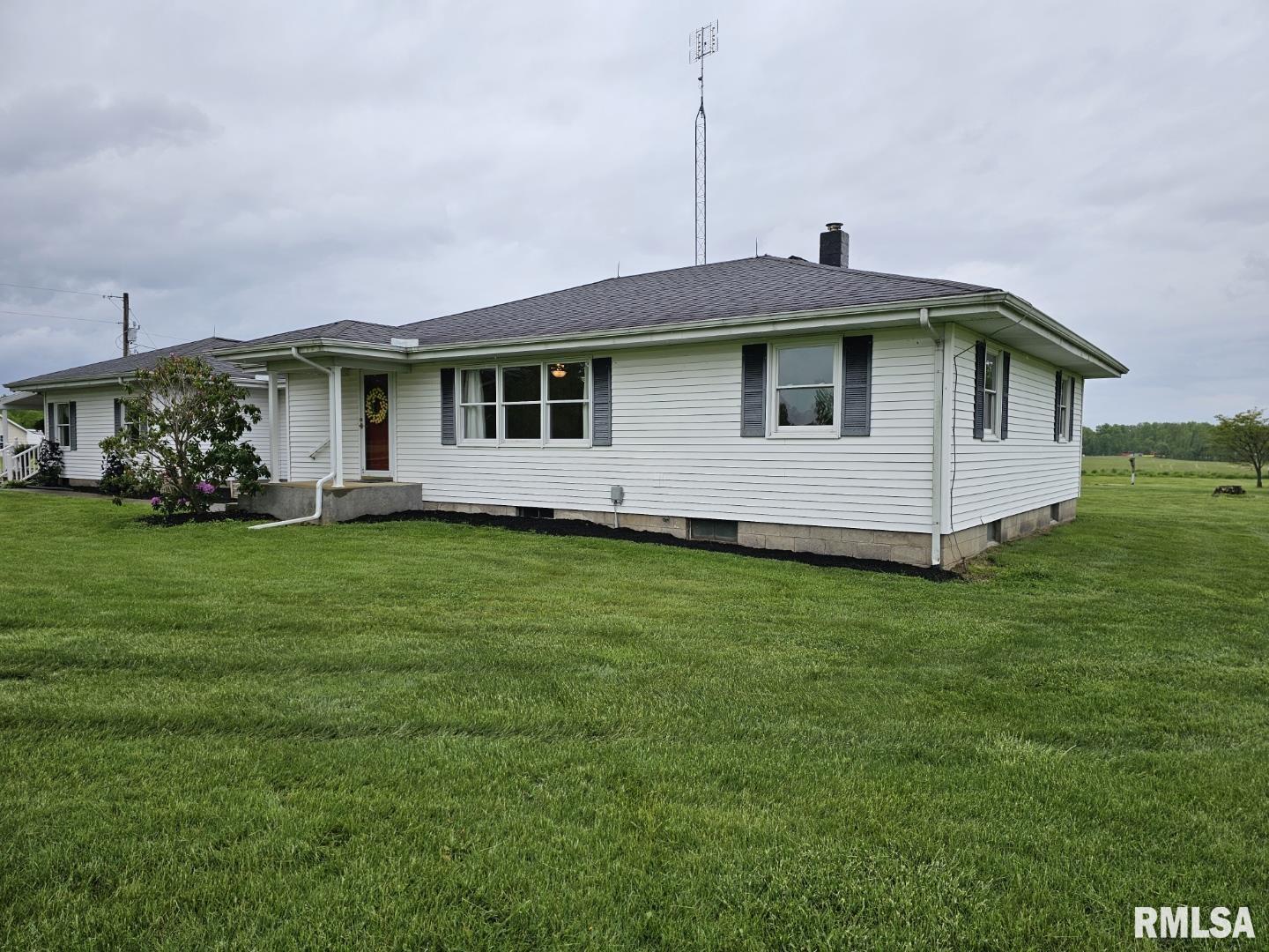 16485 East Robin Road Mount Vernon, IL 62864 - Photo 18 of 51 a front view of a house with garden