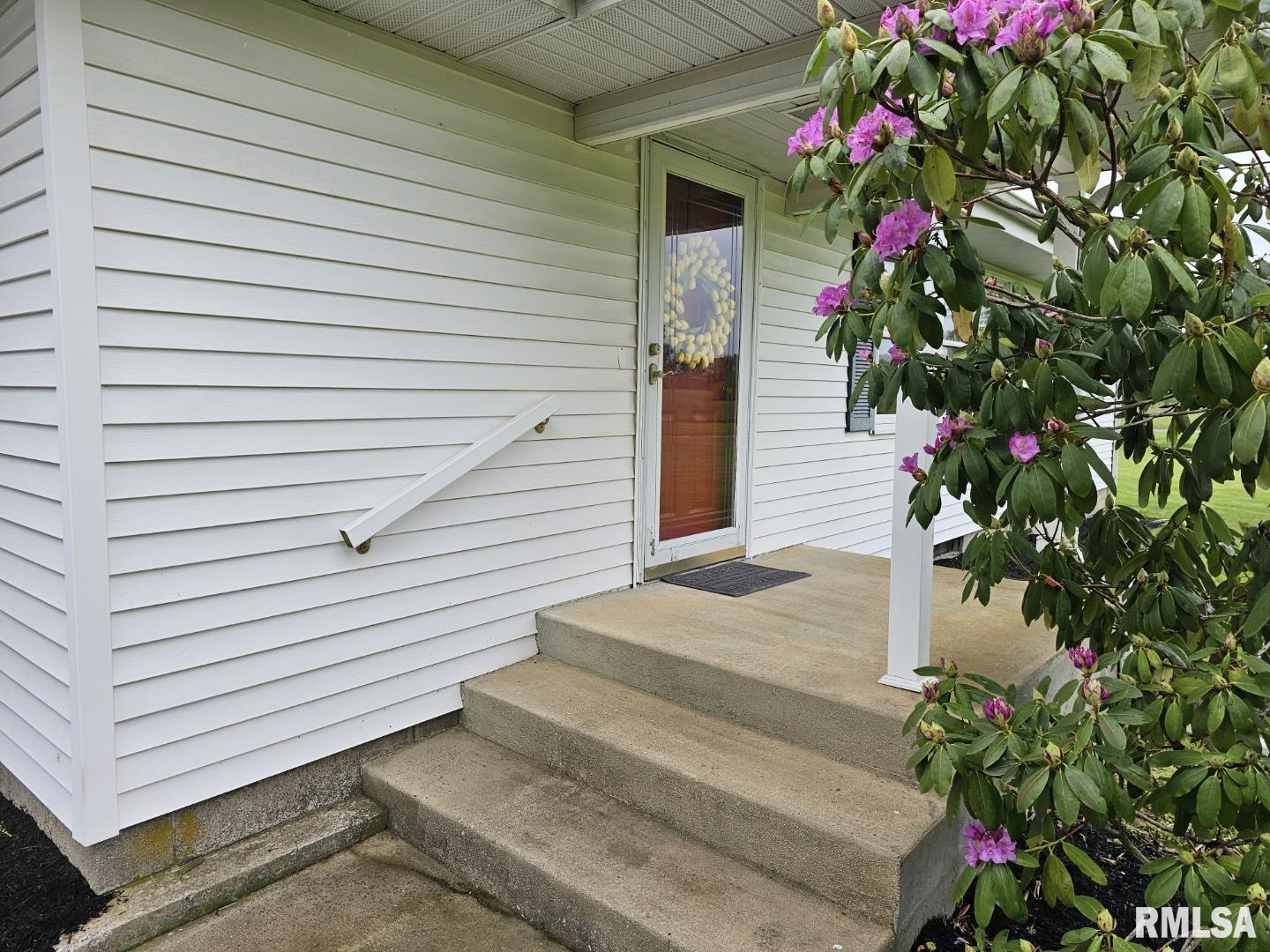 16485 East Robin Road Mount Vernon, IL 62864 - Photo 20 of 51 a flower plants sitting in front of a house