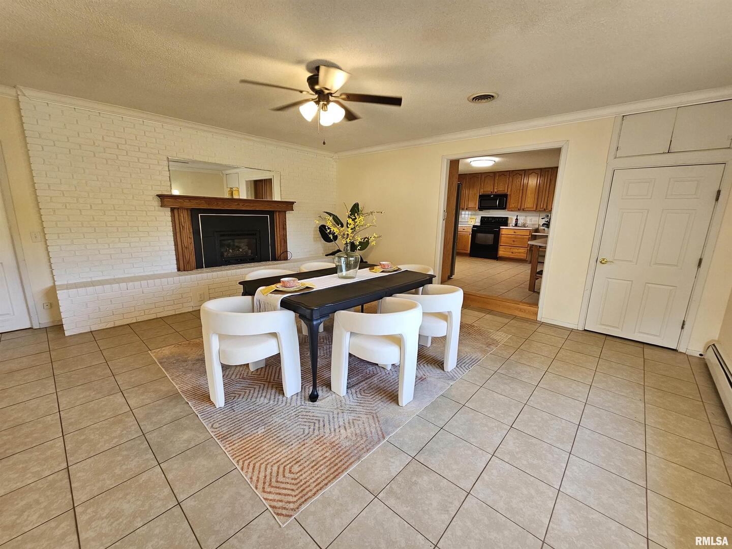 16485 East Robin Road Mount Vernon, IL 62864 - Photo 27 of 51 a view of a dining room with furniture