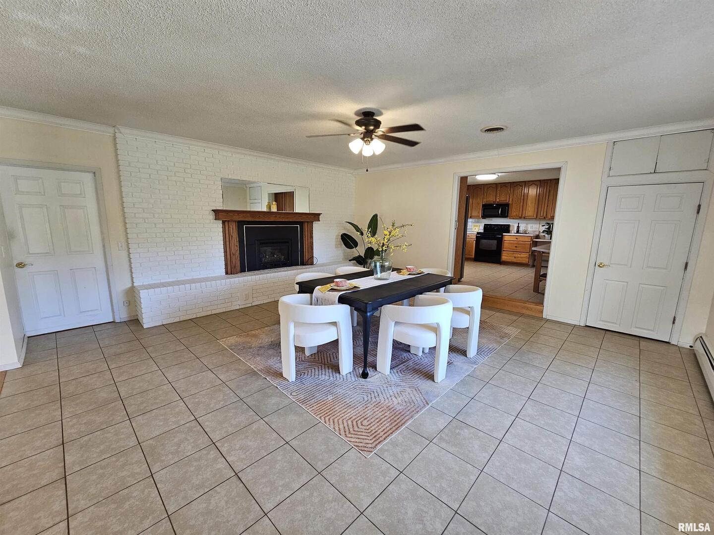 16485 East Robin Road Mount Vernon, IL 62864 - Photo 28 of 51 a view of a livingroom with furniture and a ceiling fan