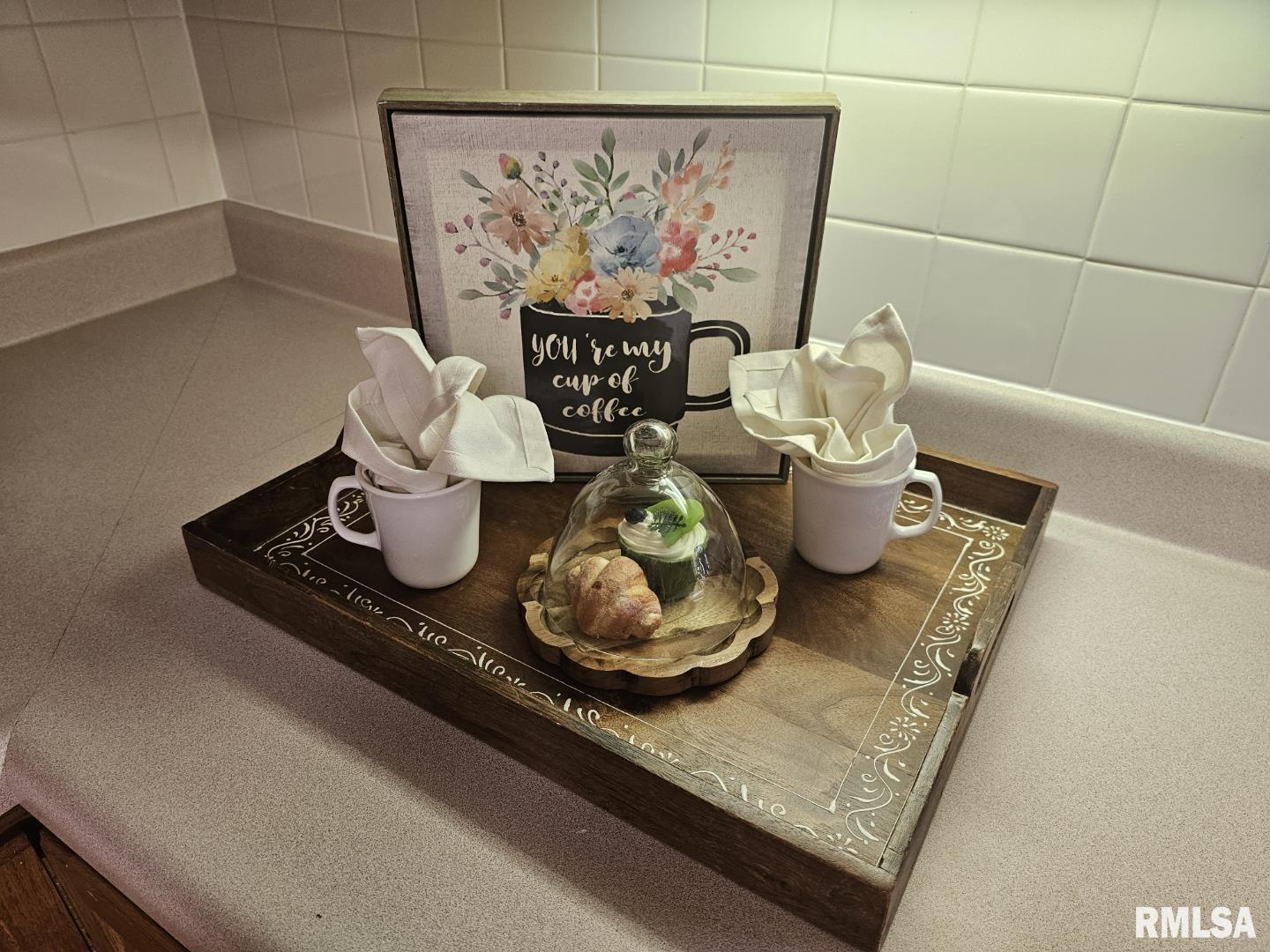 16485 East Robin Road Mount Vernon, IL 62864 - Photo 31 of 51 a table with a vase and a vase on it