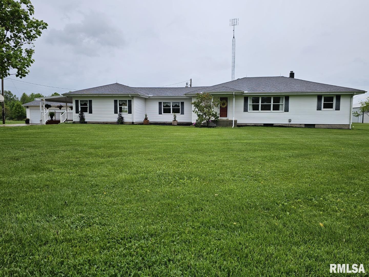16485 East Robin Road Mount Vernon, IL 62864 - Photo 4 of 51 a front view of a house with a garden