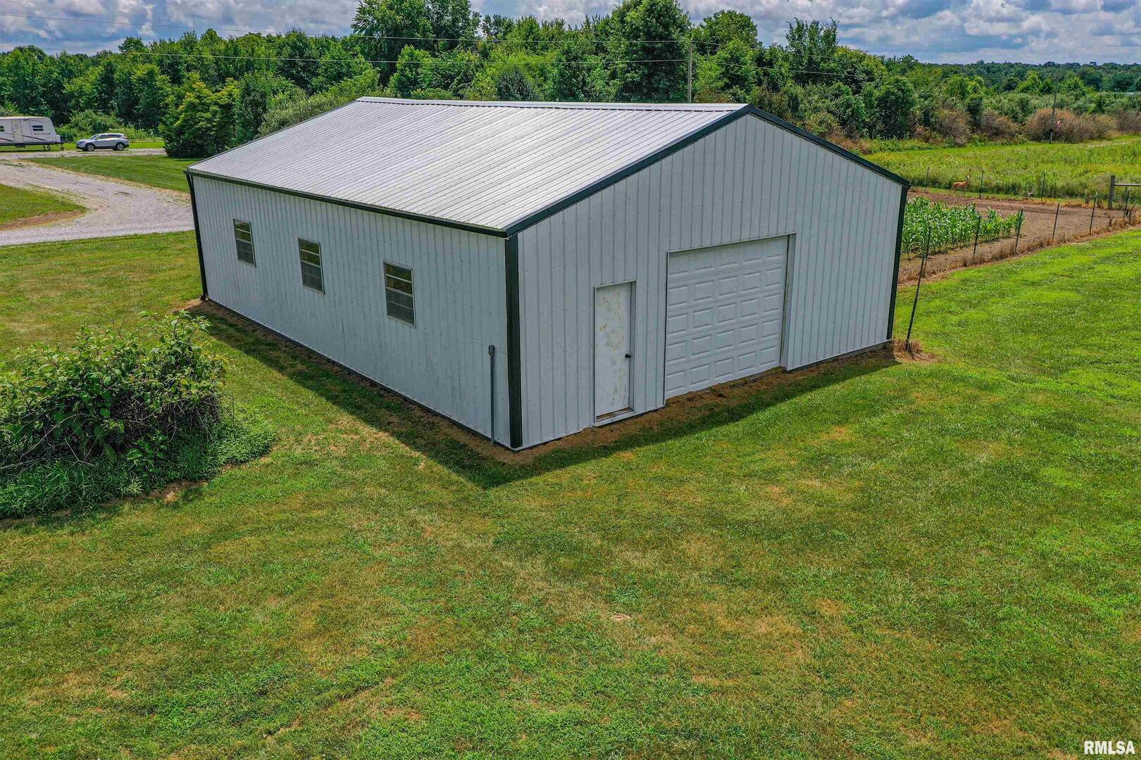 16485 East Robin Road Mount Vernon, IL 62864 - Photo 5 of 51 a backyard of a house with lots of green space