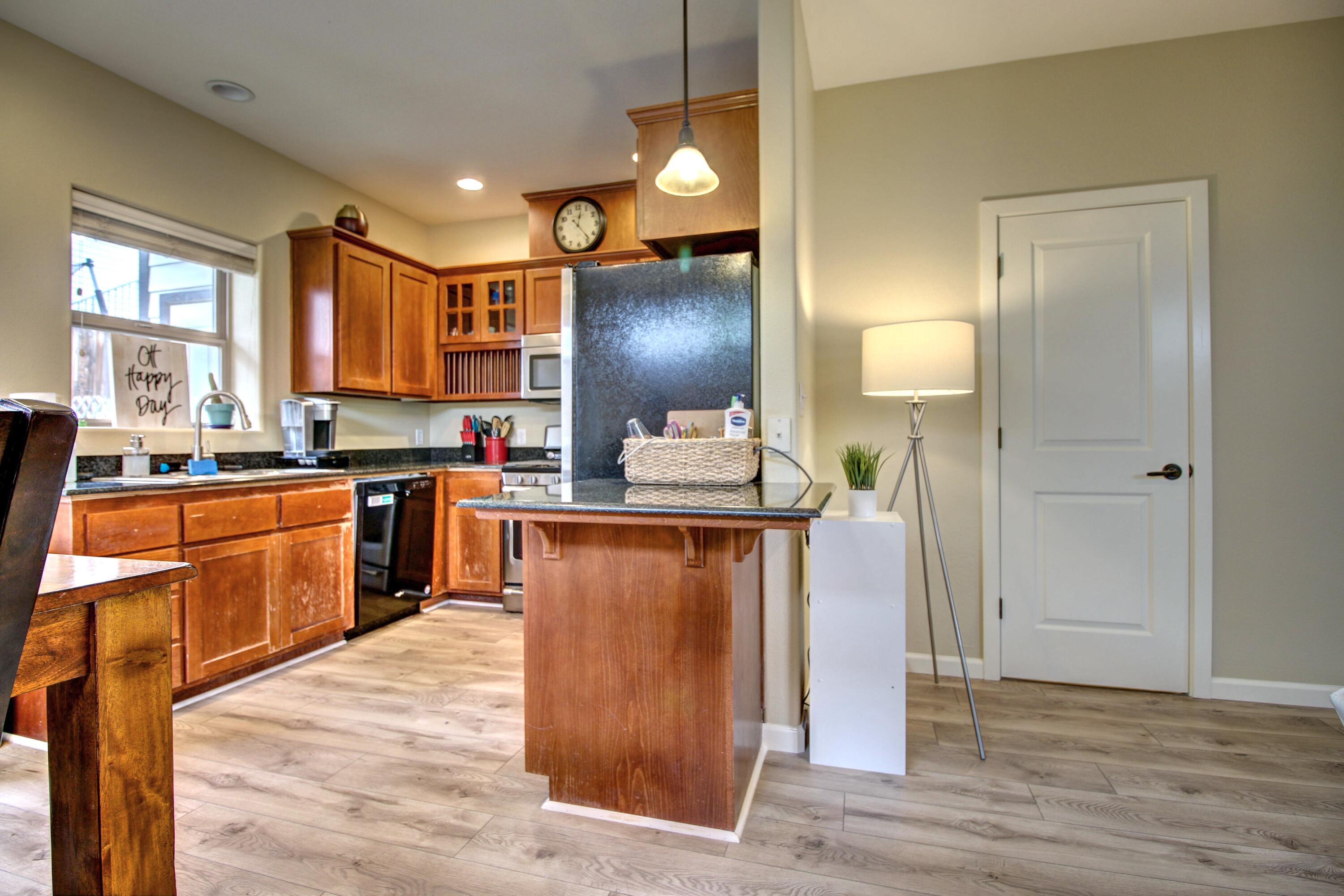 125 Casey Way Central Point, OR 97502 - Photo 5 of 15 IMG_9067_8_9_tonemapped