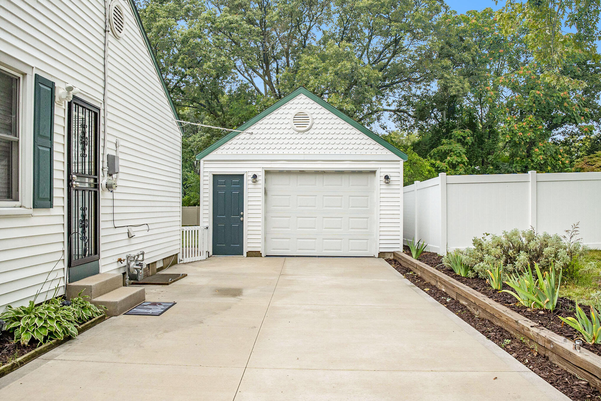 207 South Fruitport Road Spring Lake, MI 49456 - Photo 3 of 12 014_42a6988