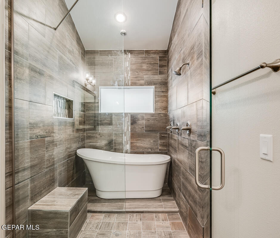 6042 Summer Ridge Santa Teresa, NM 88008 - Photo 23 of 25 a bathroom with a shower