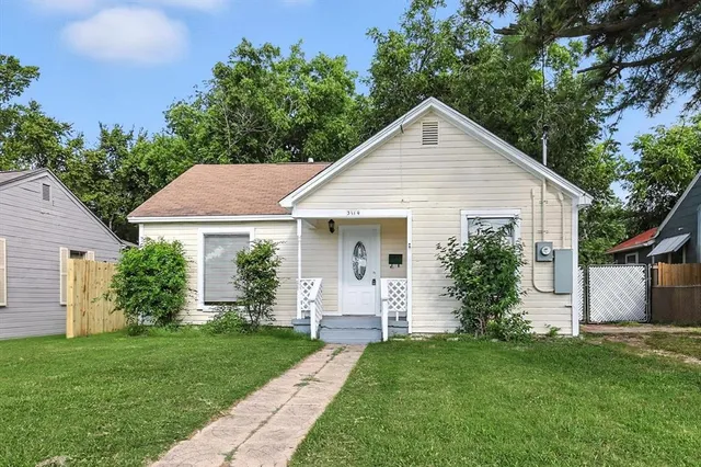 a view of a house with backyard and garden