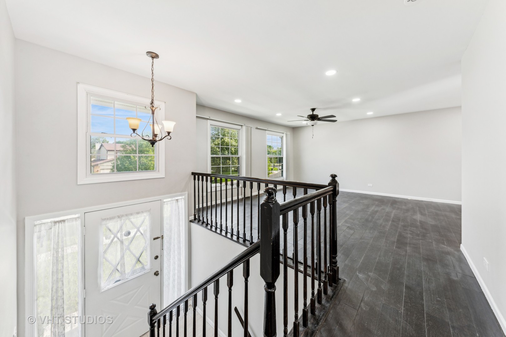 1075 Warwick Circle South Hoffman Estates, IL 60169 - Photo 2 of 20