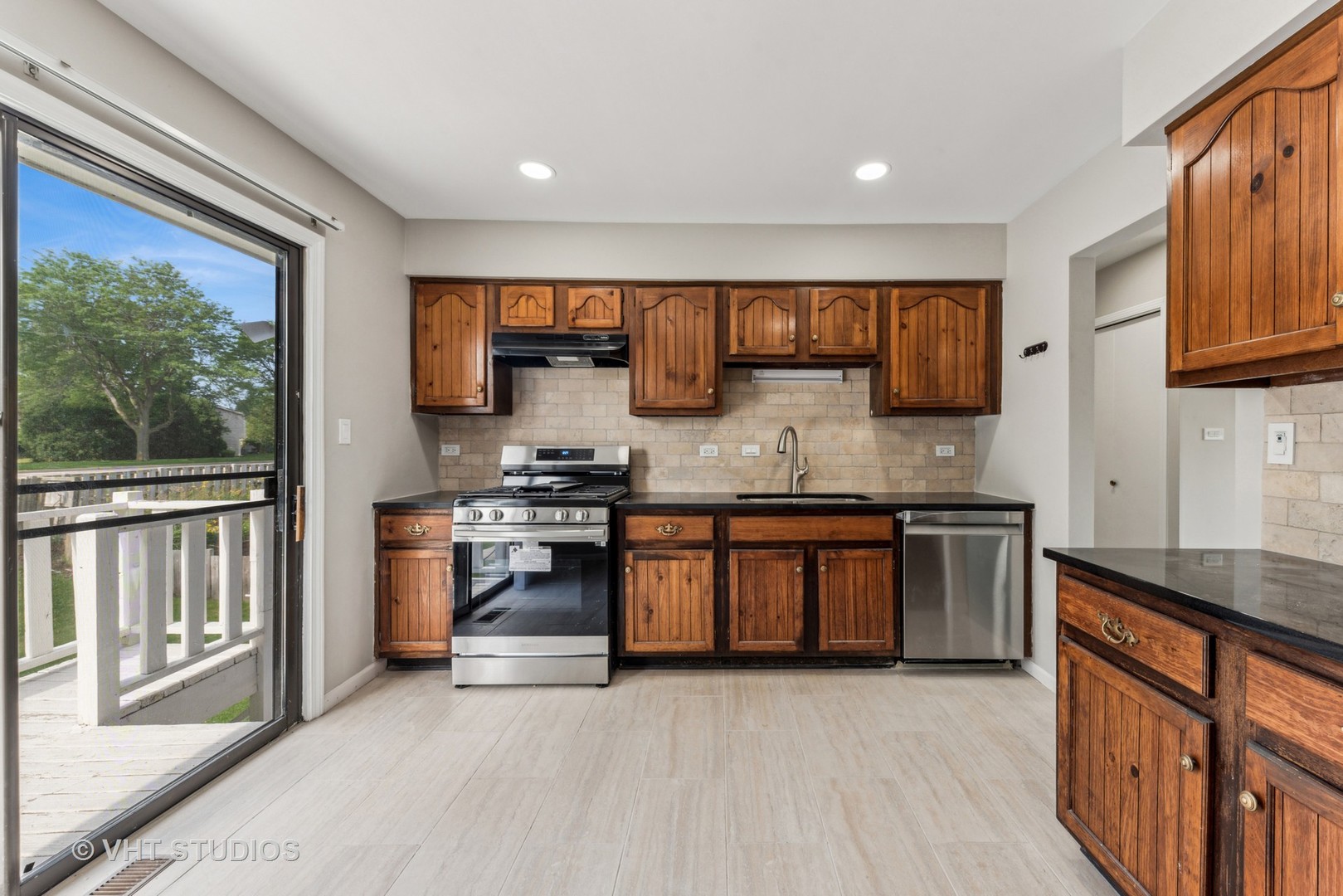 1075 Warwick Circle South Hoffman Estates, IL 60169 - Photo 8 of 20