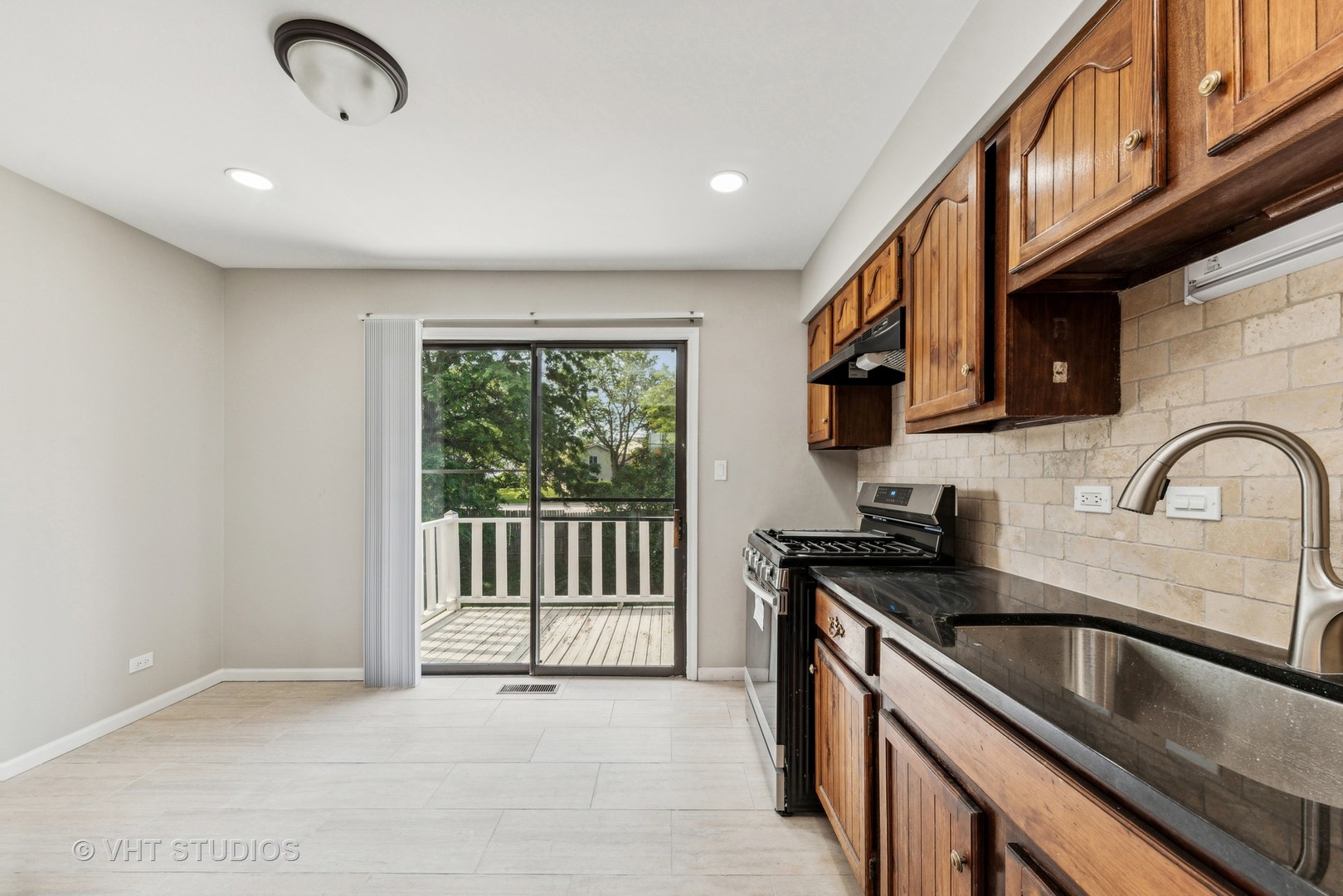 1075 Warwick Circle South Hoffman Estates, IL 60169 - Photo 9 of 20