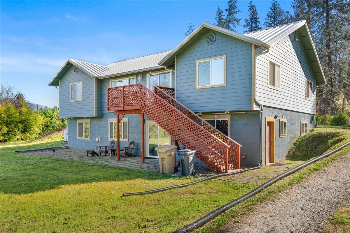 649 Pleasant Valley Road Merlin, OR 97532 - Photo 4 of 57 front view of house with a yard