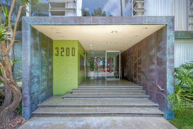 a view of entryway front of house