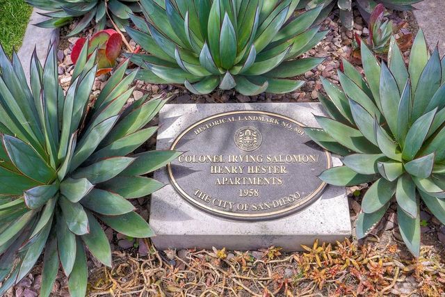 a view of entryway with garden