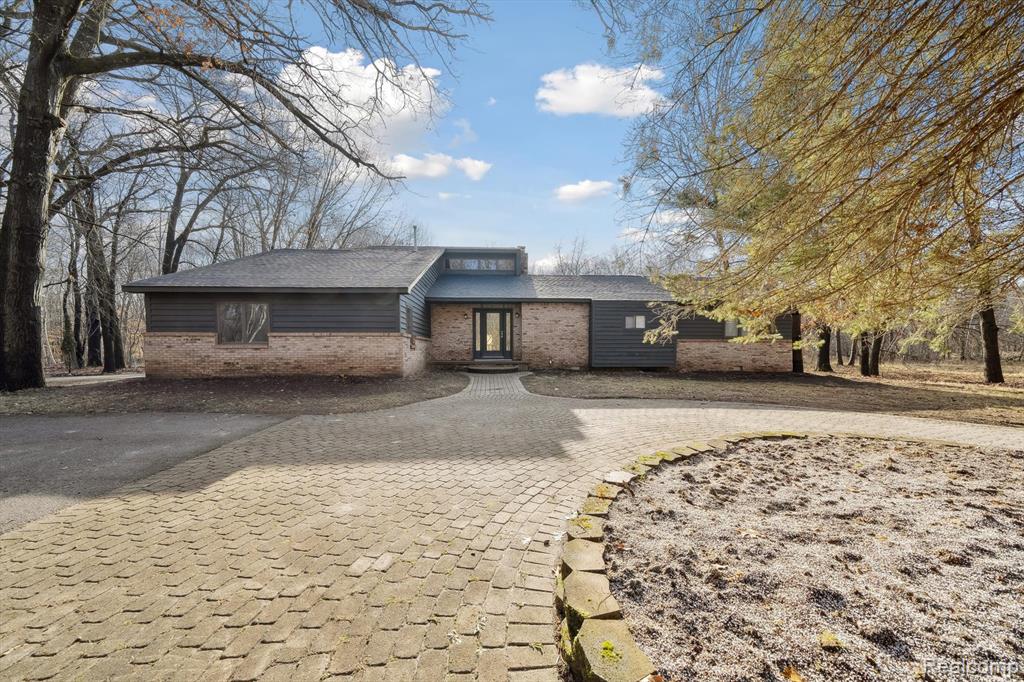 8270 McClements Road Brighton, MI 48114 - Photo 1 of 25 Gallery Image 1