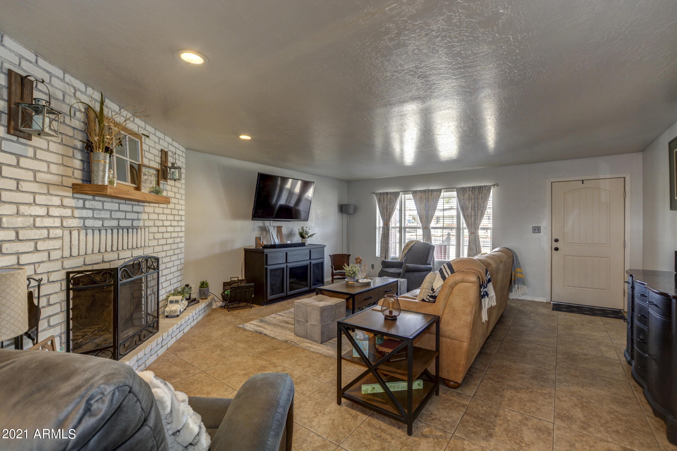 4975 North Meixner Road Prescott Valley, AZ 86314 - Photo 3 of 25 Living Room - 4975 Meixner