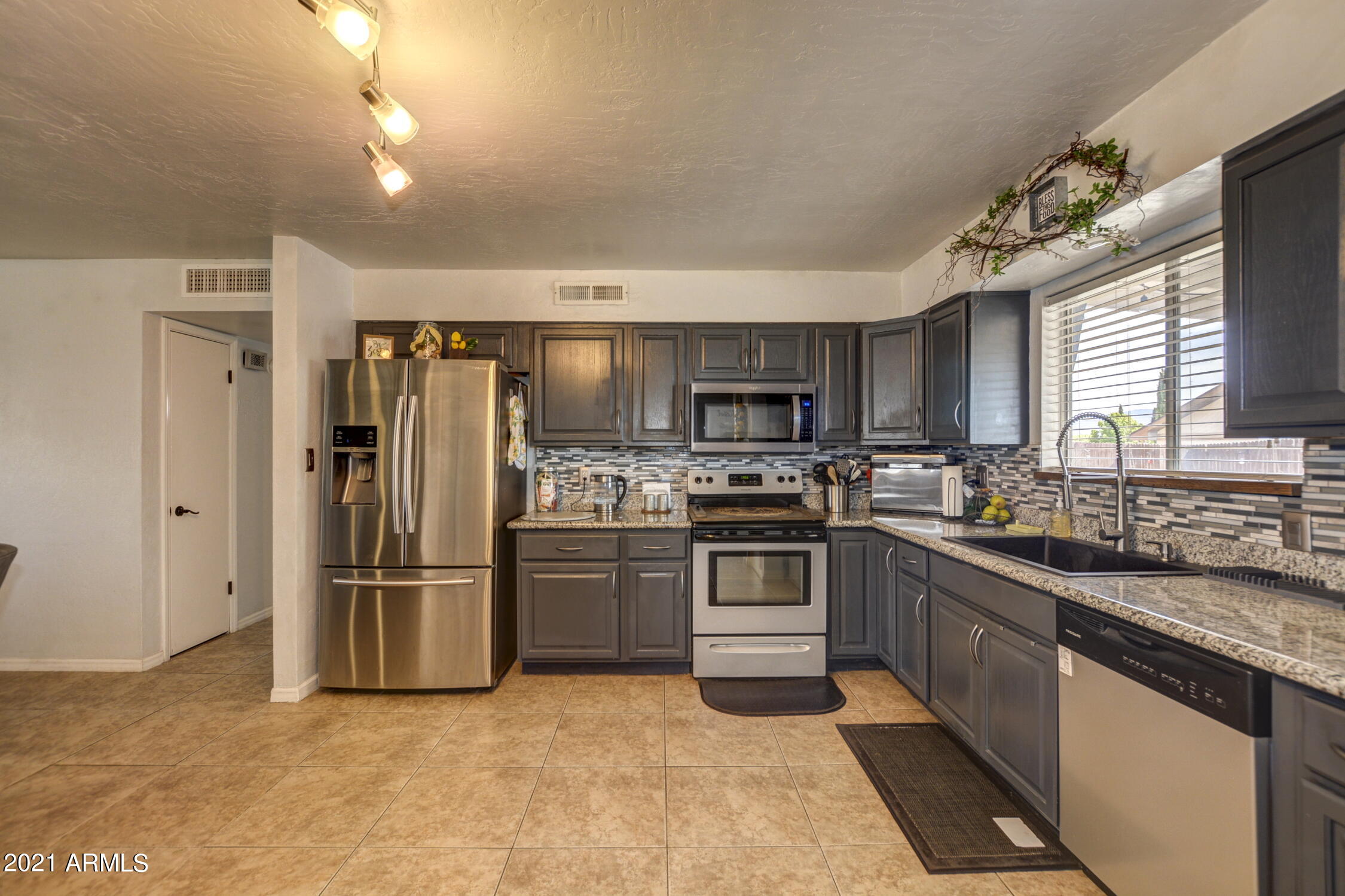 4975 North Meixner Road Prescott Valley, AZ 86314 - Photo 8 of 25 Kitchen - 4975 Meixner