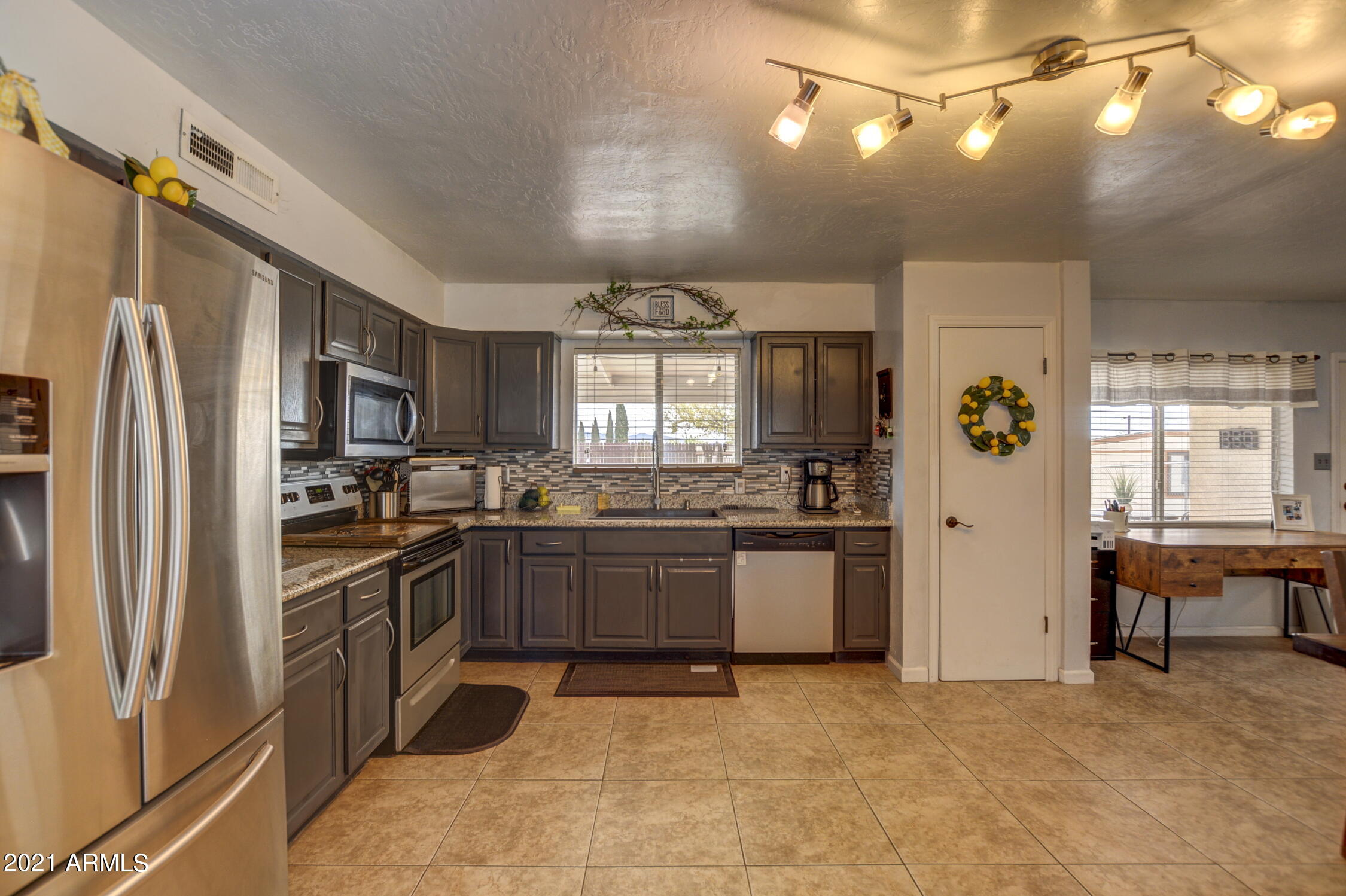 4975 North Meixner Road Prescott Valley, AZ 86314 - Photo 9 of 25 Kitchen - 4975 Meixner