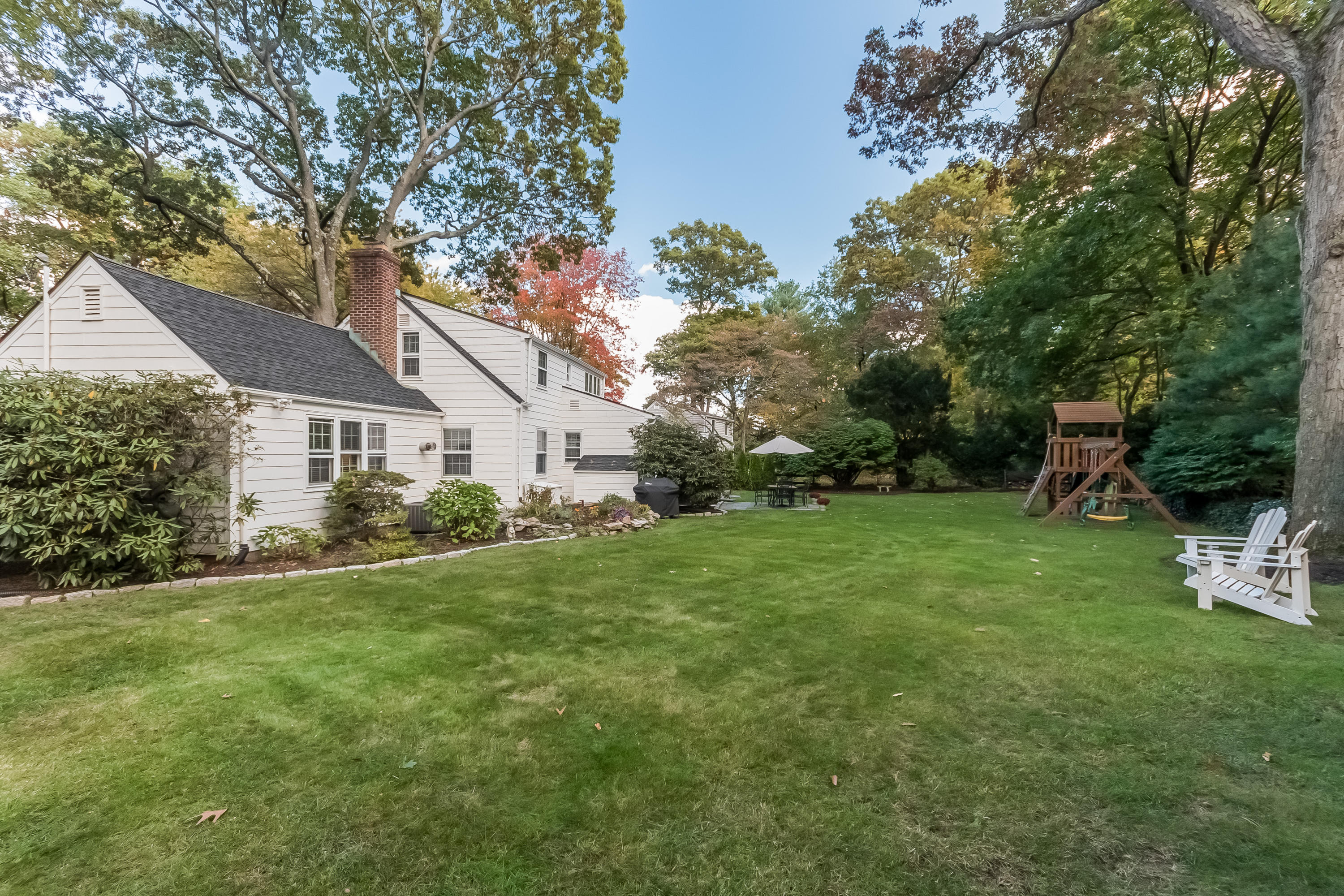 19 Old Stone Road Darien, CT 06820 - Photo 28 of 31 043-Side_View-3373411-large