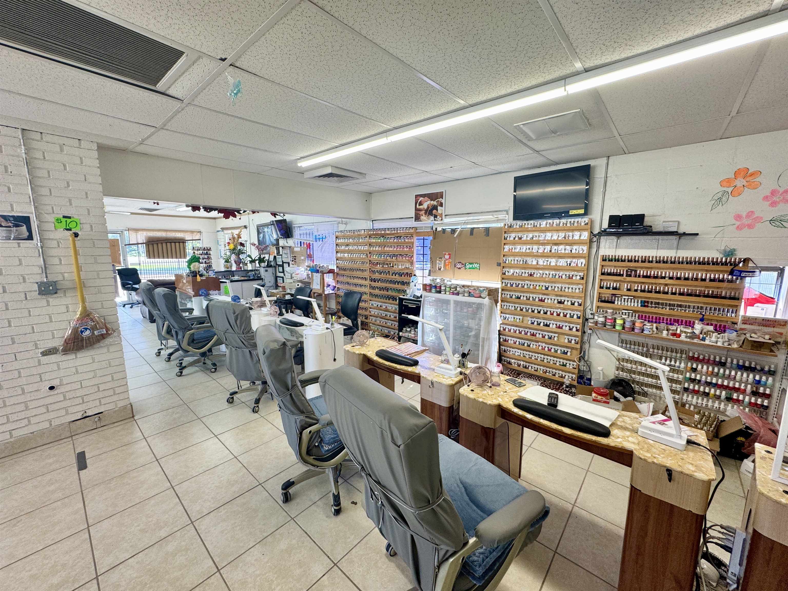 289 Washington Street Ripley, TN 38063 - Photo 2 of 10 a view of a room with gym equipment