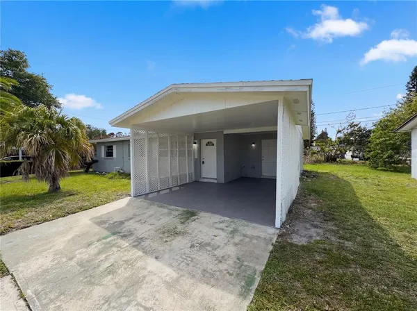 a view of a house with a yard