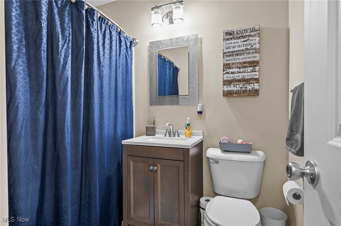 6270 Springwood Road Cleveland, OH 44130 - Photo 20 of 32 Bathroom with toilet, vanity, and curtained shower