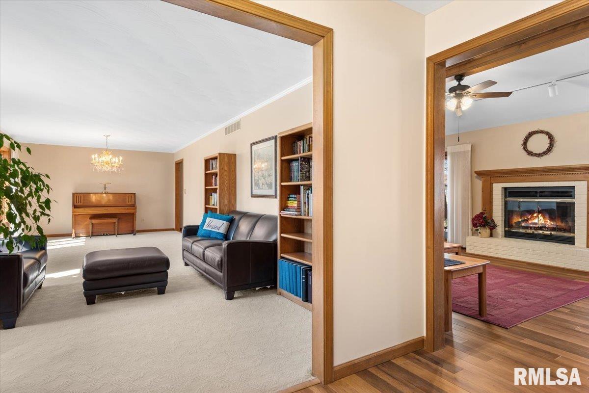 2505 Wydown Avenue Springfield, IL 62704 - Photo 4 of 41