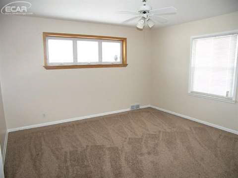 4472 Lapeer Road Burton, MI 48509 - Photo 9 of 16 20428004-8.JPG