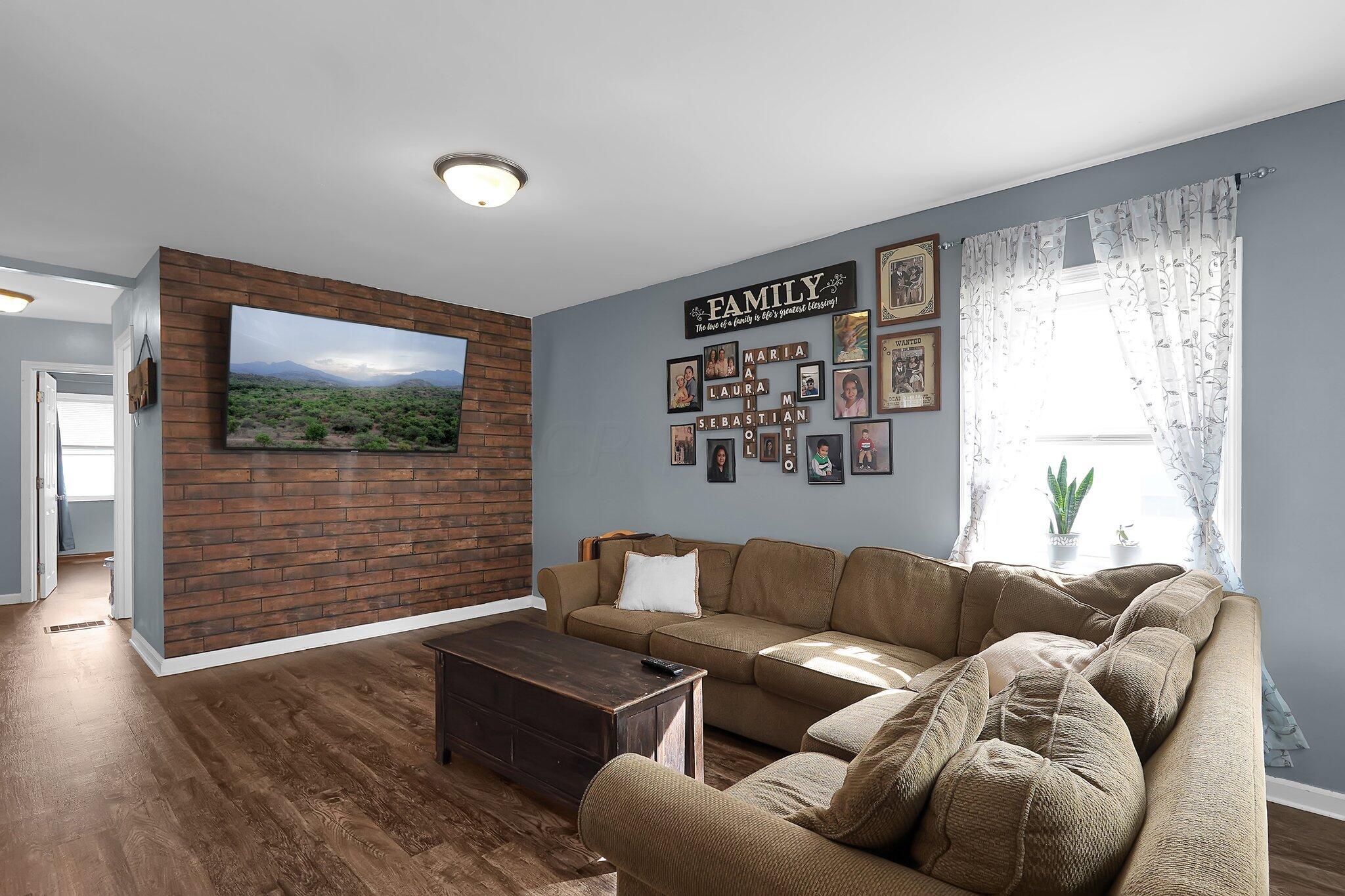 1540 East Weber Road Columbus, OH 43224 - Photo 5 of 28 living room