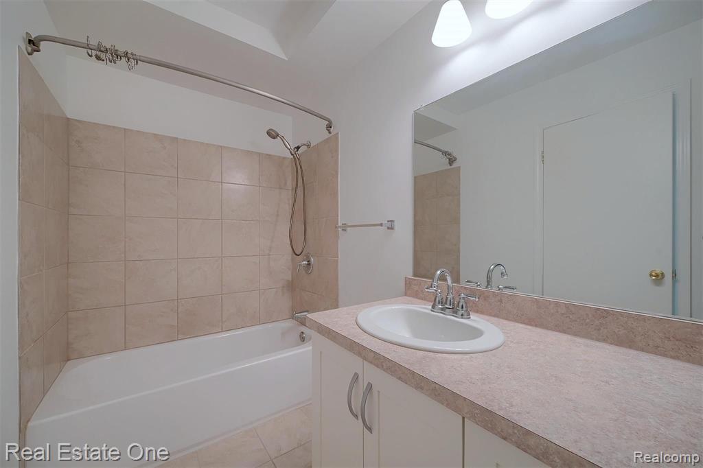 2060 Bretton Drive South Rochester Hills, MI 48309 - Photo 22 of 39