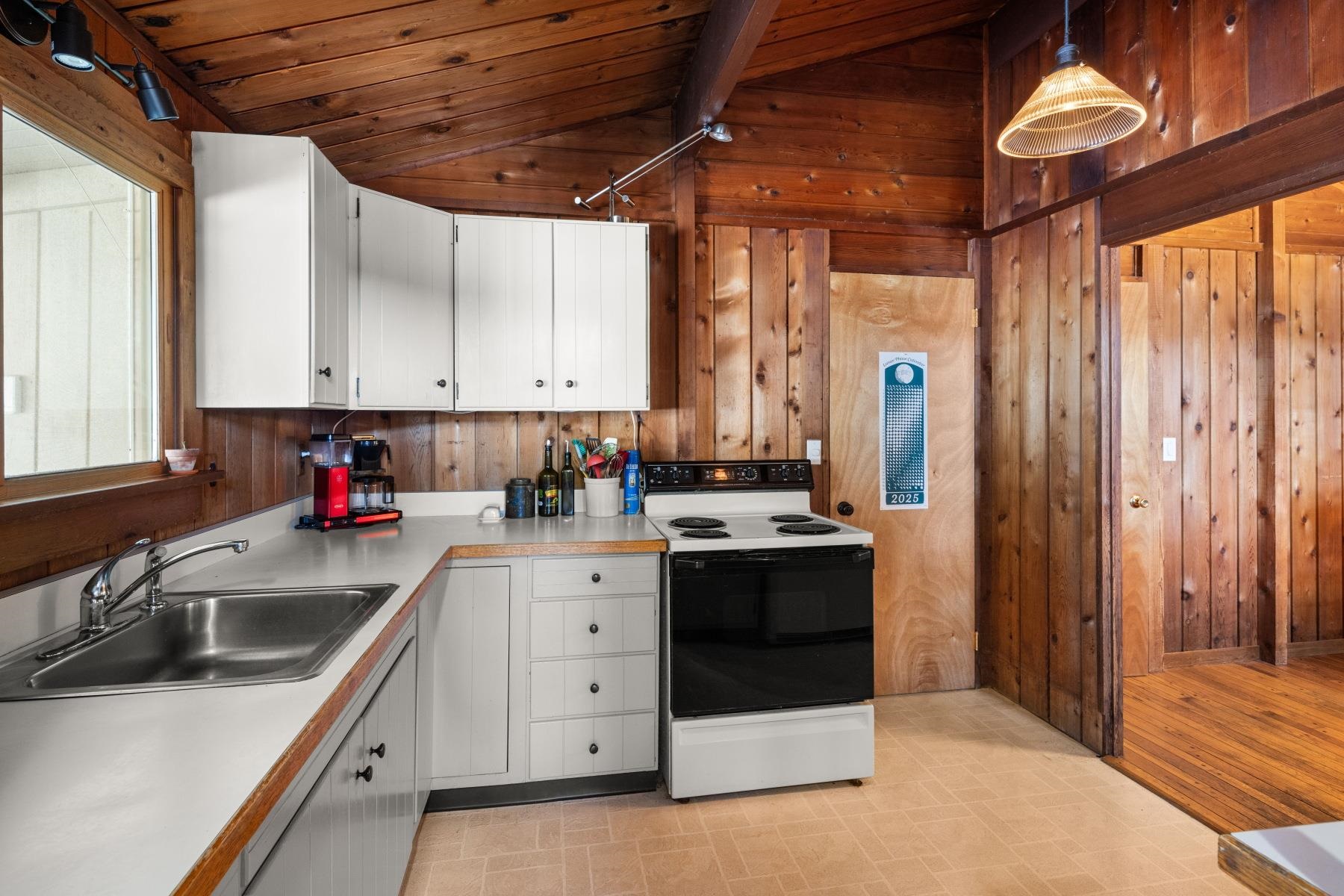 38 Gilcrist Road Stowe, VT 05672 - Photo 4 of 31