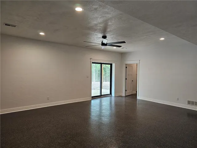 $1,950 | 814 South 10th Street, New Stanton, PA 15672