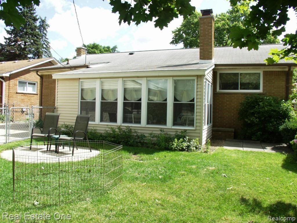 204 South Alice Avenue Rochester, MI 48307 - Photo 25 of 27 Three Season Room / Yard